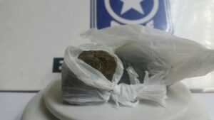 Cuando cruzaba la frontera lo sorprendieron portando marihuana