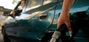 Precios de combustibles bajarán hasta $24 este jueves