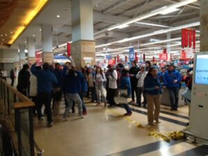 Trabajadores del Lider matienen huelga y cerraron el ingreso al supermercado