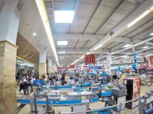 Trabajadores de Lider levantan huelga a nivel nacional pese a disconformidad local