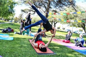 Acroyoga en la Patagonia tuvo taller al aire libre