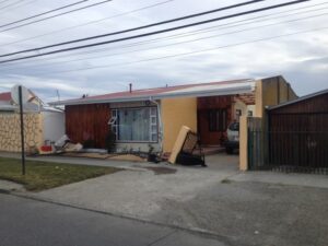 Mujer manejaba el auto que se estrelló contra la reja de una vivienda