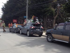 Tres vehículos sufrieron daños en triple colisión por alcance