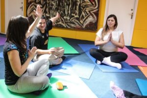 A través de la Yoga buscan la integración de niños