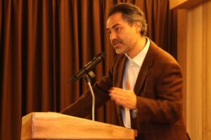 Servicio de Salud se retracta y reintegra a subdirector médico del hospital clínico