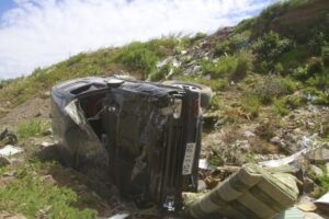 Confuso incidente termina con hombre agredido  y con camioneta volcada en el Río Las Minas