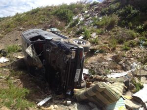 Vehículo que volcó y cayó a orillas del río fue encontrado sin ocupantes esta mañana