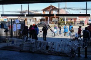Trabajadores de Lider mantienen huelga por cuarto día en Punta Arenas