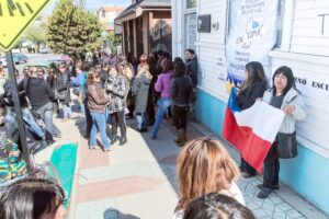 Profesores deponen toma y van por su primer mes de paro