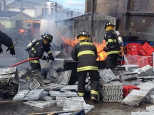 Se incendiaron paneles en la parte posterior de 