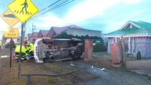 Conductor ebrio resultó lesionado tras volcar el vehículo que manejaba