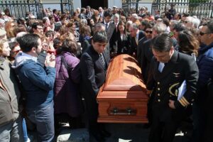 Masiva muestra de cariño en la despedida del fallecido educador Raúl Muñoz Pérez