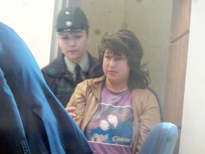 Mujer provocó cuantiosos daños en señales de  tránsito