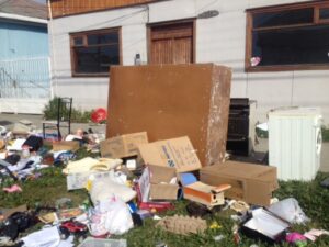 Municipalidad tuvo que retirar escombros de familia desalojada