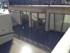 Baños públicos que abrieron ayer, hoy están inundados