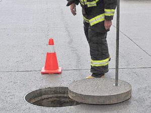 Olor a combustible en alcantarillado movilizó a Bomberos