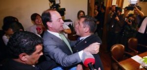 Pastor evangélico insultó y empujó a diputados en votación sobre el 