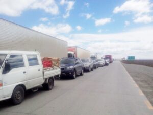 Hasta 10 kms. de taco hubo en pasos fronterizos el fin de semana