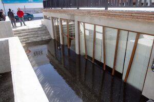 Baños públicos inundados no habrían contado con autorización para funcionar