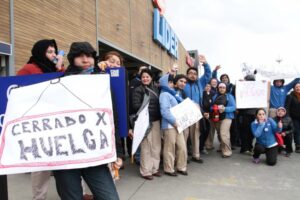 Trabajadores de Lider cortaron acceso a mall y mantienen huelga