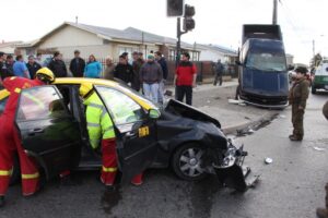 Ebrio al volante dejó lesionados, daños y terminó con su camioneta sobre cable