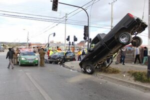 Espectacular accidente protagonizó chofer ebrio en Punta Arenas