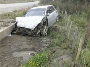 Chofer que se accidentó le sacó la patente al auto antes de dejarlo abandonado