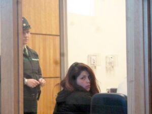 Una mujer fue detenida por provocar daños y agradir a una funcionaria de Carabineros