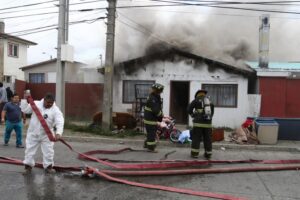 Incendio ocurrido en Mateo Toro y Zambrano con Ramón Freire deja un joven lesionado