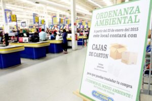Bolsas plásticas y la difícil realidad de los empaquetadores