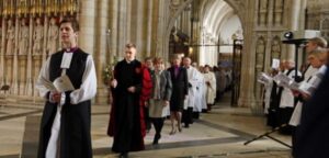 Ordenan a la primera obispa de la Iglesia anglicana en Inglaterra