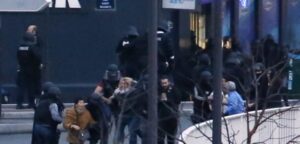 Secuestrador y cuatro rehenes mueren tras operación policial en tienda judía de París