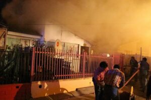 Una bengala habría provocado incendio a primera hora de este año nuevo en Villa Alfredo Lorca