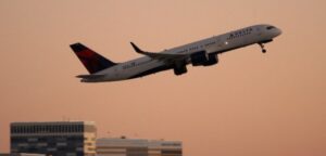 Dos aviones de pasajeros aterrizaron de emergencia por amenaza de tuitero