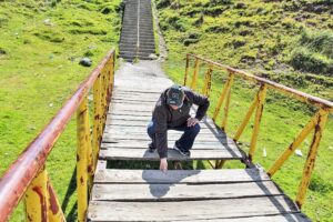 Denuncian peligro por pasarela en mal estado