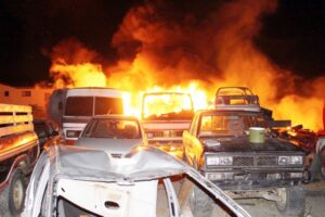 Millonarias pérdidas dejó incendio en desarmaduría: denuncian intencionalidad