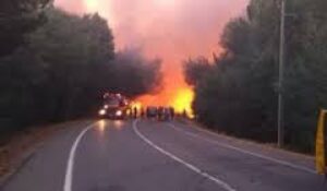 Dos bomberos mueren tras volcamiento de carro bomba en Collipulli