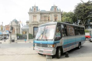 Los cuestionamientos que genera bus de comercio en la Plaza de Armas de Punta Arenas
