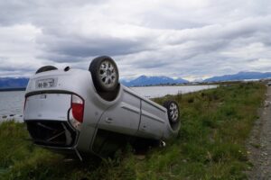 Hermanos chocaron y volcaron cerca de Puerto Natales