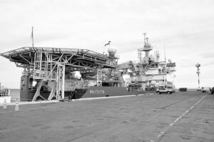 Buque británico de visita en Magallanes
