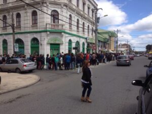Haciendo largas filas esperan que les devuelvan el dinero por frustrada fiesta de fin de año