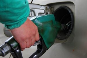 Precios de las bencinas tendrán nueva baja a partir del jueves