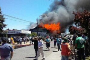 Incendio en Gorbea dejó 8 personas lesionadas y destruyó casi una cuadra de la ciudad