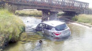 Familia natalina salvó tras caer en su vehículo a río