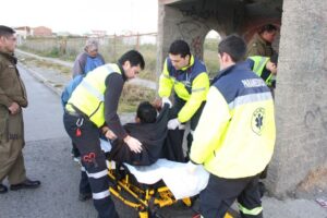 Persona que esperaba locomoción en un paradero fue apuñalada