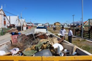 En Natales alcalde combate basurales instalando 