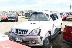 Conductor abandona a su acompañante tras volcamiento