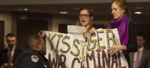 Manifestantes piden cárcel para Henry Kissinger por orquestar golpe de Estado en Chile