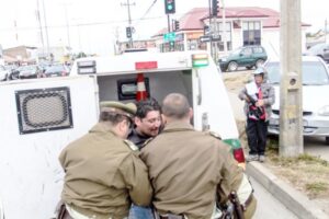 Pudo ser una tragedia: chofer ebrio terminó sobre bandejón de feriante
