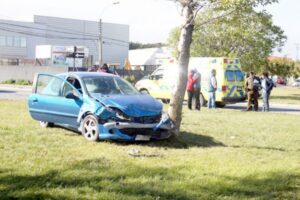 Conductora herida tras chocar contra árbol